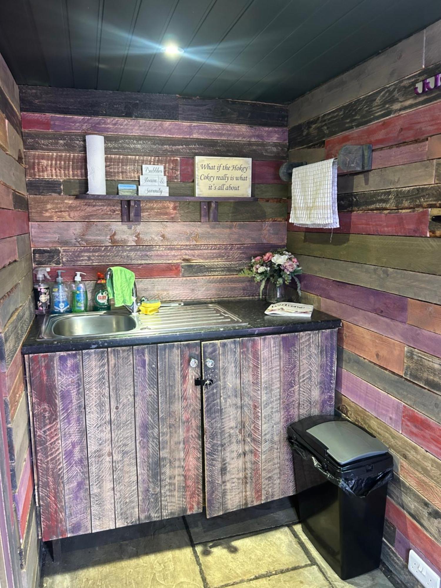 Rhodes To Serenity - Waterfall Shepherds Hut Cauldon Экстерьер фото